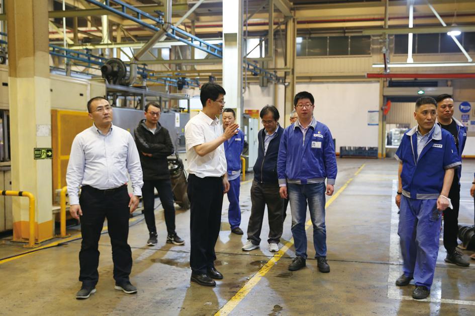 圖為公司領導一行檢查多缸機廠生產(chǎn)現(xiàn)場_副本.jpg