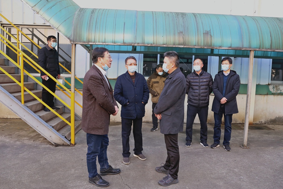 圖為市國資委主任王文卓(右三)在多缸機廠現(xiàn)場進行督查指導(dǎo)_副本.jpg